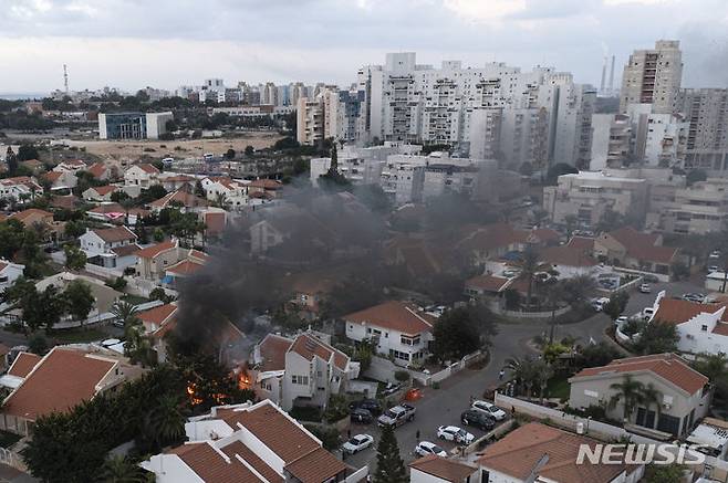 [아슈켈론=AP/뉴시스] 7일(현지시간) 이스라엘 남부 아슈켈론에서 연기가 피어오르고 있다. 가자 지구를 통치하는 팔레스타인 무장정파 하마스는 이날 오전 가자 지구에서 이스라엘을 향해 로켓 5000발을 발사했다. 2023.10.08.