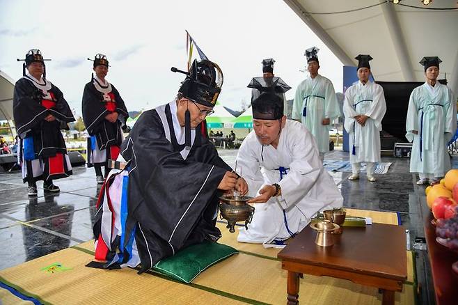 풍기인삼대제에서 박남서 영주시장이 분향하고 있다. (사진=영주시 제공)  *재판매 및 DB 금지