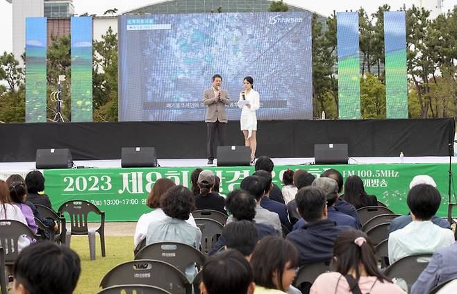 [인천=뉴시스] 환경음악회에서 최계운 이사장이 시민들에게 자원순환시설에 대해서 설명하고 있다. (사진=인천환경공단 제공) *재판매 및 DB 금지