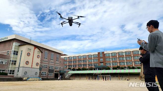 [광주=뉴시스] 광주시교육청·전남대학교 협업 '초·중·고교·교육기관 항공촬영'. (사진=광주시교육청 제공). photo@newsis.com *재판매 및 DB 금지