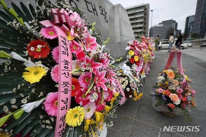 [서울=뉴시스] 김선웅 기자 = 제577돌 한글날을 하루 앞둔 8일 서울 종로구 광화문광장 세종대왕상 앞에 한글날을 기념하는 화환이 놓여있다. 2023.10.08. mangusta@newsis.com