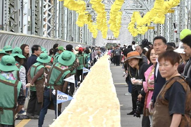 [뉴시스=공주]한국기록 수립을 수립한 공주시 인절미.(사진=공주시) *재판매 및 DB 금지