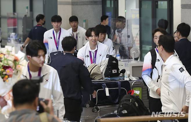 [인천공항=뉴시스] 김근수 기자 = 2022 항저우 아시안게임 대한민국 남자 야구 대표팀 선수들이 8일 인천 중구 인천국제공항 제1여객터미널 입국장을 통해 귀국하고 있다. 2023.10.08. ks@newsis.com