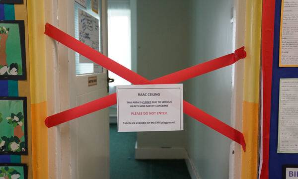 지난 9월 영국 레스터셔카운티 레스터의 한 초등학교 교실에 “RAAC 천장”이라고 적힌 통행 금지 안내문이 붙어 있다. 레스터=AP연합뉴스