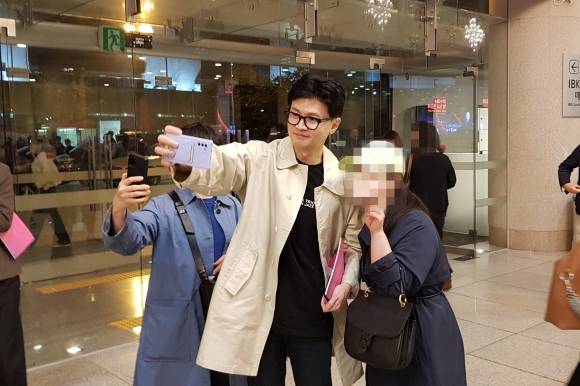 한 장관이 직접 휴대전화를 들고 시민과 함께 사진을 찍고 있다. 류재민 기자