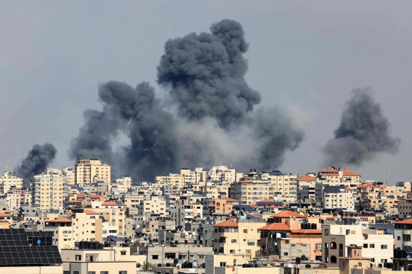 PALESTINIAN-ISRAEL-GAZA-CONFLICT - 이스라엘 공습 중인  7일 가자시티에 연기가 피어오르고 있다.  AFP