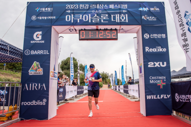 오세훈 서울시장이 8일 잠실수중보 및 잠실한강공원 일대에서 열린 ‘2023 한강 아쿠아슬론대회’에서 결승지점을 통과하고 있다. 사진제공=서울시