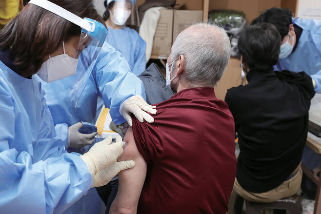 2022년 10월18일 서울역 희망지원센터에서 의료진이 주거 취약계층을 대상으로 독감 예방주사를 놓고 있다. ⓒ연합뉴스