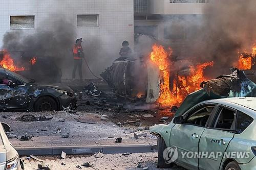 하마스 로켓포 떨어진 이스라엘 남부 아슈켈론 [AFP 연합뉴스]