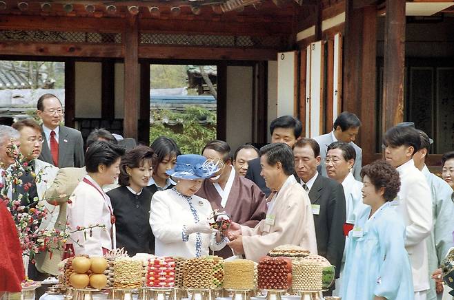 엘리자베스 2세 영국 여왕이 안동 하회마을에서 73회 생일상을 받고 있다. 1999년 [연합뉴스 자료사진]