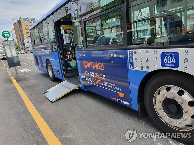 저상버스 이 사진은 저상버스의 구조에 관한 이해를 돕기 위한 것으로 기사의 특정 내용과는 관계없음. [서울시 제공. 재판매 및 DB 금지]