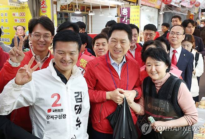 국민의힘, 김태우 강서구청장 후보 지원유세 (서울=연합뉴스) 신준희 기자 = 국민의힘 김기현 대표와 김태우 강서구청장 보궐선거 후보가 8일 서울 강서구 남부시장에서 선거 유세를 하고 있다. 2023.10.8 hama@yna.co.kr