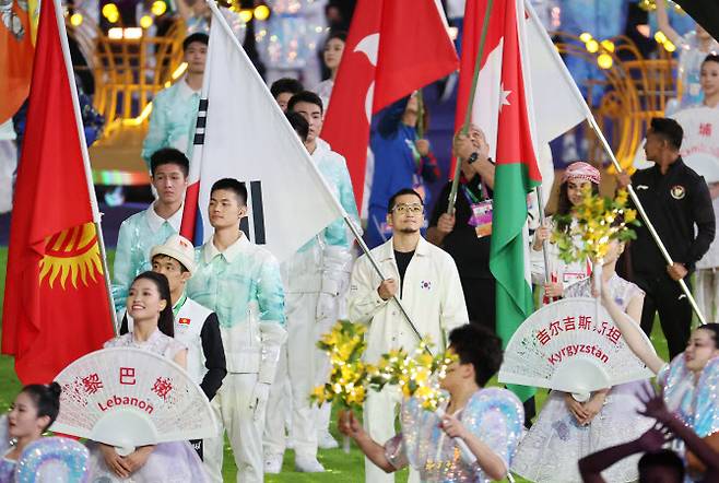 8일 열린 2022 항저우 아시안게임 폐회식에서 대한민국 선수단 기수 김홍열(브레이킹)이 태극기를 들고 있다.(사진=연합뉴스)