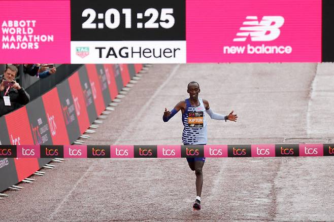 케냐의 켈빈 키프텀이 미국 시카고 마라톤에서 세계신기록으로 결승선을 통과하고 있다. 사진=AP PHOTO