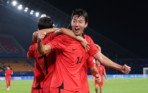 지난달 24일 중국 저장성 진화 스포츠센터 스타디움에서 열린 항저우 아시안게임 남자축구 조별리그 최종전 대한민국과 바레인의 경기. 이한범이 선제골을 넣고 환호하고 있다. (사진=연합뉴스)