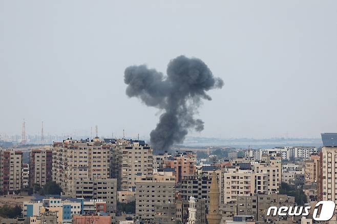 7일(현지시간) 이스라엘의 반격으로 팔레스타인 가자 지구가 포연에 휩싸여 있다. ⓒ 로이터=뉴스1 ⓒ News1 정윤영 기자