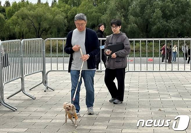 8일 서울 마포구 월드컵공원 평화광장에서 열린 '서울 반려동물 한마당 축제'에서 시민들과 반려동물들이 즐거운 시간을 보내고 있다.(동그람이 제공) ⓒ News1