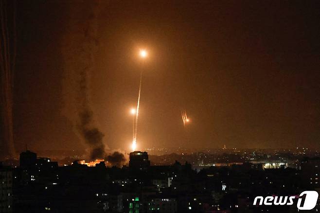 7일(현지시간) 가자 지구에서 발사된 미사일이 이스라엘을 향하고 있다. ⓒ 로이터=뉴스1 ⓒ News1 박형기 기자