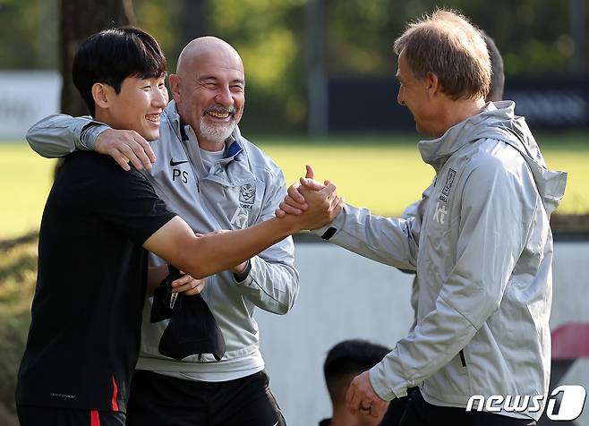 대한민국 축구대표팀 홍현석이 9일 오후 경기 파주트레이닝센터(NFC)에서 훈련을 앞두고 파올로 스트링가라 코치, 클린스만 감독과 반갑게 인사를 나누고 있다. 축구 국가대표팀은 오는 13일 서울월드컵경기장에서 튀니지, 17일 수원월드컵경기장에서 베트남과 평가전을 앞두고 있다. 2023.10.9/뉴스1 ⓒ News1 김진환 기자