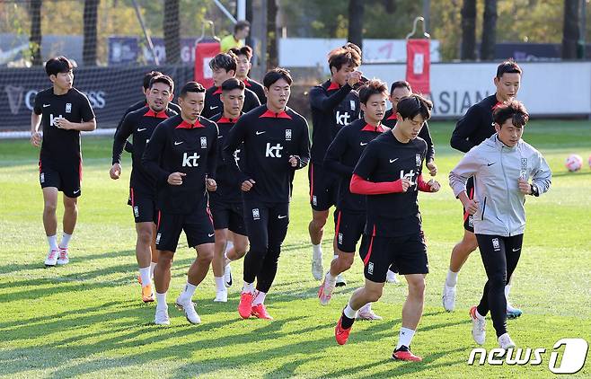 대한민국 축구대표팀 선수들이 9일 오후 경기 파주트레이닝센터(NFC)에서 훈련을 하고 있다. 축구 국가대표팀은 오는 13일 서울월드컵경기장에서 튀니지, 17일 수원월드컵경기장에서 베트남과 평가전을 앞두고 있다. 2023.10.9/뉴스1 ⓒ News1 김진환 기자