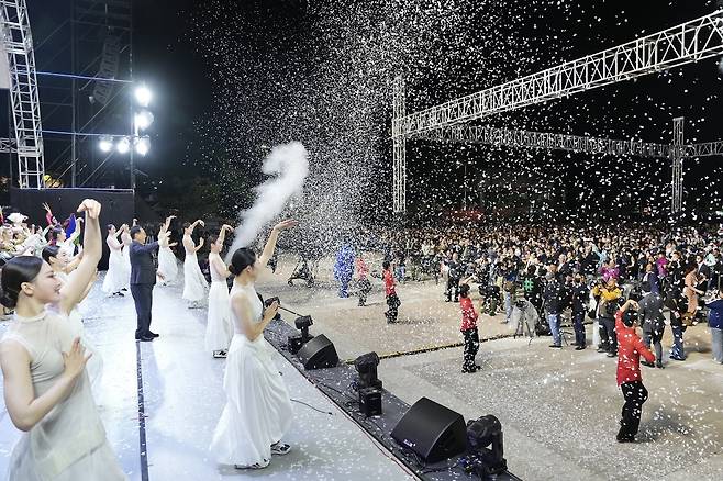 9일 천안종합운동장에서 열린 '천안흥타령춤축제' 폐막식에서 참가자와 관객들이 함께 춤을 추고 있다. (천안시청 제공)