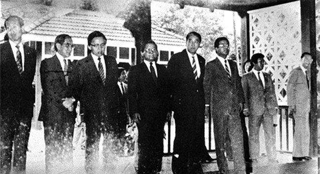 1983년 10월 9일 아웅산 국립묘지에서 당시 대한민국 정부 수행원들(왼쪽부터 함병춘 대통령 비서실장, 이계철 주 버마대사, 서상철 동자부 장관, 김동휘 상공부 장관, 이범석 외무부 장관, 서석준 부총리)이 참배를 위해 도열해 있다. 테러 직전 촬영된 사진으로, 사진 속 인물들은 테러 당시 모두 숨졌다. /연합뉴스