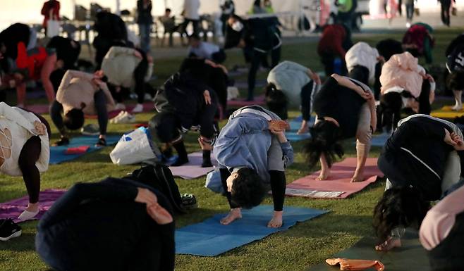 6일 오후 서울 도심에서 열린 요가 수업에 참가한 요가인들이 강사의 말에 동작을 따라하고 있다. /남강호 기자