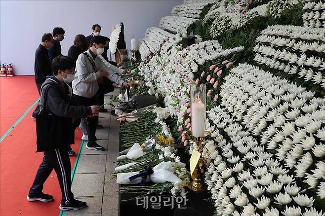 지난해 10월 31일 오전 서울 중구 서울시청 앞 서울광장에 마련된 이태원 사고 사망자 합동 분향소를 찾은 시민들이 이태원 참사 희생자들을 조문하고 있다. ⓒ데일리안 홍금표 기자