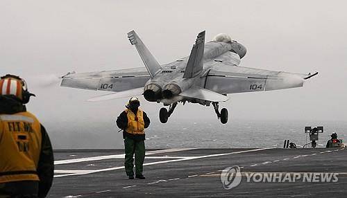 제럴드 포드 항공모함에서 이륙하는 전투기[AP 연합뉴스 자료사진]