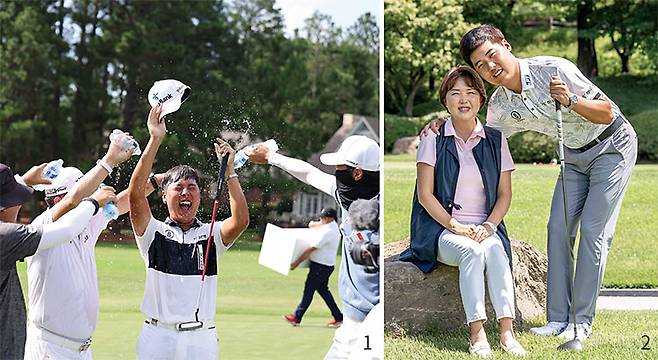 1 지난해 창설한 US 어댑티브(장애인) 오픈에서 초대 챔피언에 오른 이승민이 축하 물 인사를 받고 있다. 사진 USGA 2 어머니 박지애/b>씨와 함께 포즈를 취한 이승민. 사진 조선일보 DB