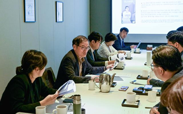 한국일보 뉴스이용자위원회가 6일 서울 중구 컨퍼런스하우스 달개비에서 동영상 콘텐츠 평가를 주제로 회의를 열고 있다. 류효진 기자