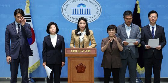 신현영 더불어민주당 국회 여성가족위원회 간사와 의원들이 6일 오전 서울 여의도 국회 소통관에서 '김행 여성가족부 장관 후보자에 대한 윤석열 대통령의 지명 철회 및 후보자 자진사퇴 촉구 기자회견'을 하고 있다. 뉴스1