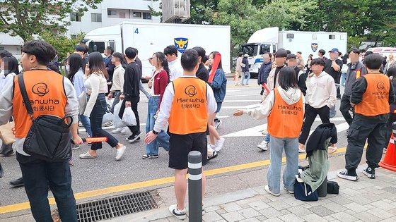 불꽃축제 공연이 임박한 오후 6시가 지난 시각, 한화 봉사단원들이 시민들의 통행을 일방향으로 통제하고 있다. 김민정 기자