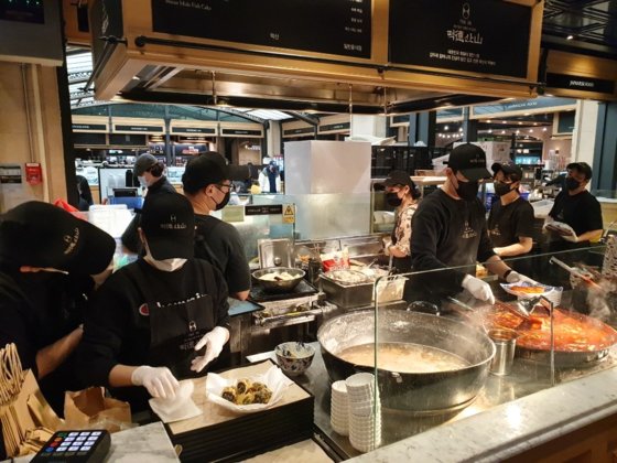 서울 강남구 갤러리아백화점 명품관에 입점해 있는 ‘떡산’ 매장. 사진 갤러리아백화점