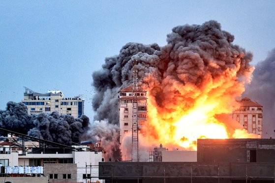 팔레스타인 무장정파 하마스가 지난 7일 새벽 이스라엘 남부 전역에 기습적으로 로켓포 5000여발을 기습 발사했다. 이스라엘은 전쟁 상황임을 공식 선포하며 맞대응에 나섰다. APF=연합뉴스