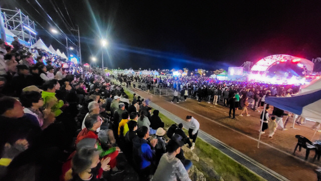 ▲ 올해부터 처음으로 통합해 개최된 양양 송이·연어축제가 국내외 여행객 등이 몰리는 등 성황을 이뤘다.