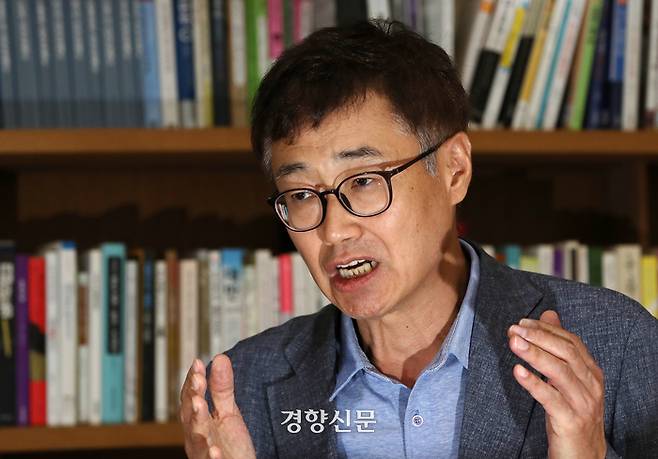 오건호 내가만드는복지국가 정책위원장은 현세대가 미래세대 부담을 방치해선 안 되며, 소득대체율 인상은 자칫 노동시장 중심부에 대한 혜택만 강화하는 결과를 가져올 것이라고 우려한다. 서성일 선임기자