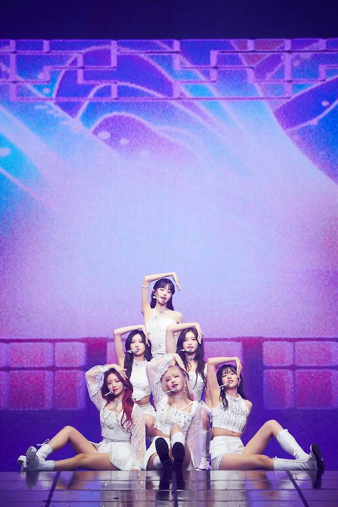 K-pop girl group Ive holds its first concert, "Show What I Have," at Seoul's Jamsil Arena on Saturday. (Starship Entertainment)