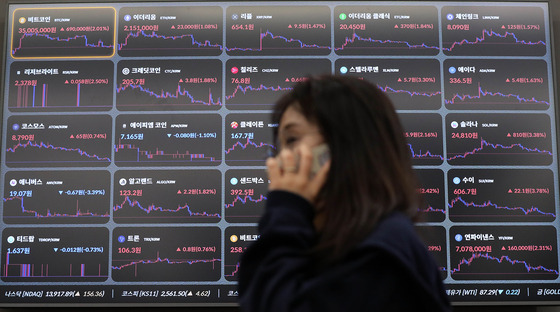 A display in the Bithumb building in Gangnam District, southern Seoul, shows cryptocurrency prices on Sept. 12. [NEWS1]