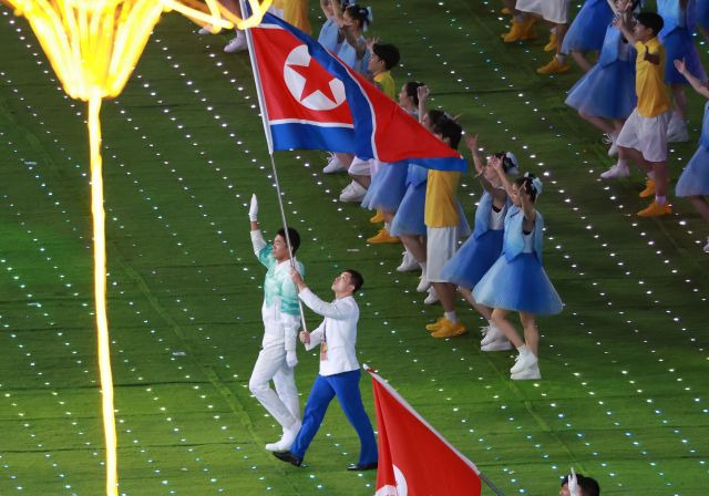 8일 오후 중국 항저우 올림픽 스포츠센터 스타디움에서 열린 2022 항저우 아시안게임 폐회식에서 남자 역도 81kg급에서 금메달을 획득한 북한 리청송이 기수로 입장하고 있다. 연합뉴스