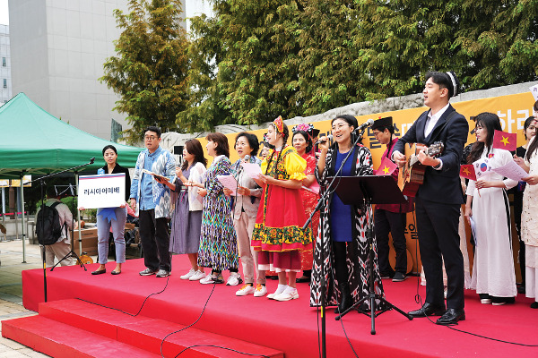 영락교회 러시아예배부 교인들이 8일 서울 중구 영락교회 마당에서 열린 ‘2023 선교대회’ 특별 찬양 무대에서 찬송가를 부르고 있다. 영락교회 제공