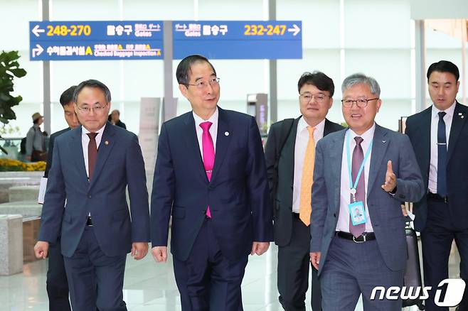 (서울=뉴스1) = 유럽 4개국 순방에 나선 한덕수 국무총리가 8일 인천국제공항을 통해 출국하고 있다. (국무총리실 제공) 2023.10.8/뉴스1  Copyright (C) 뉴스1. All rights reserved. 무단 전재 및 재배포,  AI학습 이용 금지.