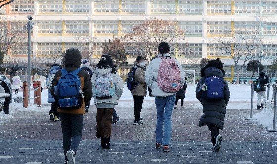 한 교사가 반 학생의 학부모부터 "아이 항문에 똥이 묻어 있어 가슴이 찢어진다"는 메시지를 주말에 받았다며 어떻게 해야 하냐고 커뮤니티에 호소글을 올렸다. /사진=뉴스1