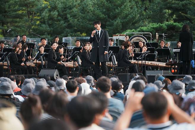 [서울=뉴시스]국립국악관현악단이 7일 청와대 내 헬기장 잔디마당에서 진행한 '격格, 한국의 멋' 공연에 뮤지컬 배우 강홍석이 출연했다. (사진=국립극장 국립국악관현악단 제공) 2023.10.09. photo@newsis.com  *재판매 및 DB 금지