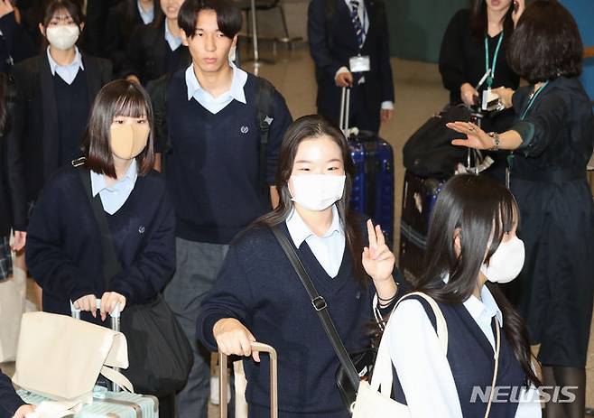 [인천공항=뉴시스] 황준선 기자 = 일본 가가와현 사카이데 제일고등학교 수학여행 학생들이 9일 에어서울의 인천~다카마쓰 노선을 이용해 인천국제공항으로 입국하고 있다. 2023.10.09. hwang@newsis.com