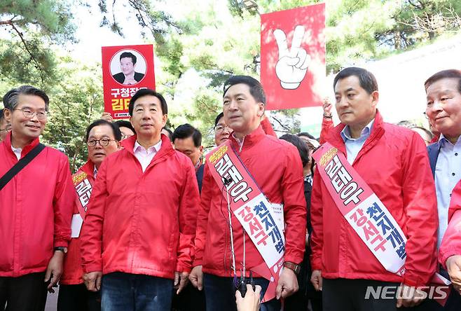 [서울=뉴시스] 추상철 기자 = 김기현 국민의힘 당 대표가 9일 오후 서울 강서구 공암나루근린공원에서 김태우 강서구청장 후보 지원유세를 하고 있다. (공동취재사진) 2023.10.09. photo@newsis.com