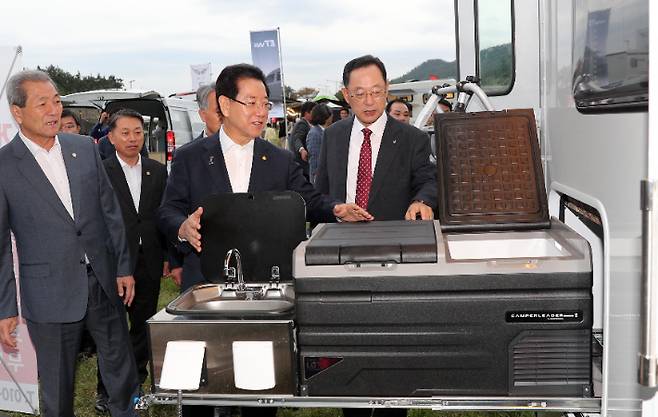 김영록 전라남도지사 지난 7일 오후 해남 화원면 오시아노 오토캠핑장에서 열린 2023 전남 캠핑관광 박람회에 참석, 전시된 캠핑카를 둘러보고 있다. 전라남도 제공