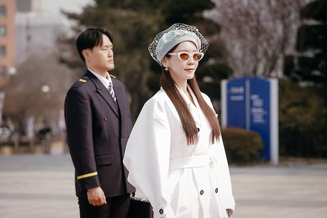 JTBC 새 주말극 ‘힘쎈여자 강남순’에서 딸을 잃고 자신의 괴력으로 사적 응징을 가하는 캐릭터 황금주 역을 연기하는 배우 김정은 출연장면. 사진 JTBC