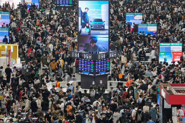 노동절 연휴를 하루 앞둔 지난 4월 28일 중국 상하이 훙차오 기차역에서 수많은 여행객들이 열차 탑승을 위해 대기하고 있다. / 로이터|연합뉴스