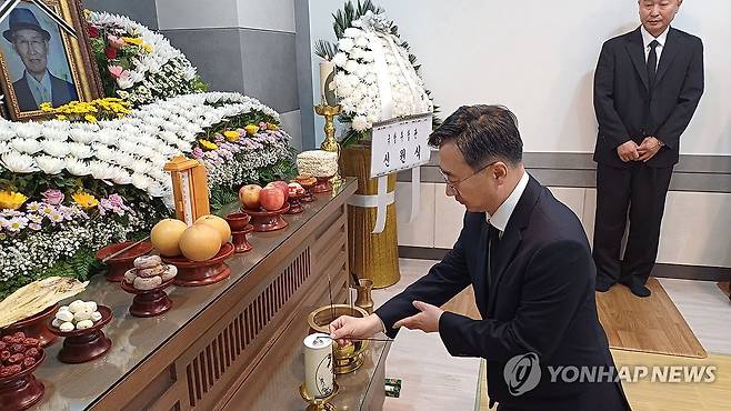 국방부 차관, 귀환 국군포로 고 한병수 씨 빈소 방문 (서울=연합뉴스) 국방부는 지난 8일 별세한 귀환 국군포로 고(故) 한병수 씨의 빈소에 국방부 직원을 지원하고 신원식 국방부 장관이 조화를 보내 조의를 표했다고 9일 밝혔다. 사진은 9일 신범철 국방부 차관이 고인의 빈소를 찾아 조문하는 모습. 2023.10.9 [국방부 제공. 재판매 및 DB 금지] photo@yna.co.kr